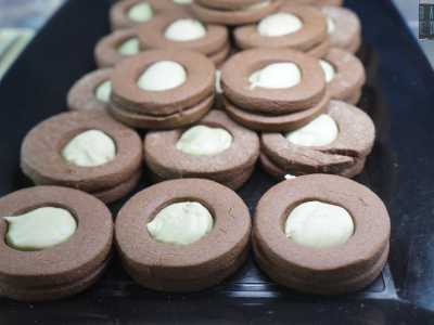 ...dove gli spitzbuben (letteralmente �bambini monelli�) erano i tipici biscottini natalizi di frolla che i pi� piccoli �rubavano� non appena venivano sfornati. La tradizione fu poi trapiantata in Alto Adige dove si inizi� a chiamare i dolcetti �occhi di bue�, in quanto ricordavano il bulbo oculare del grosso mammifero